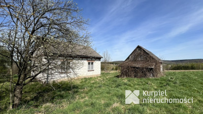 Nieduży dom na wzgórzu w Kramarzówce