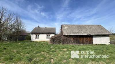 Nieduży dom na wzgórzu w Kramarzówce