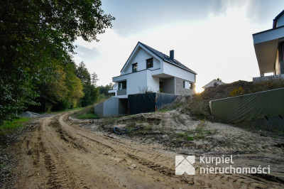 Domy w Strażowie | 2025 | na skraju lasu